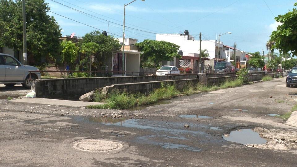 Piden vecinos de Valle Dorado que no se olviden de la calle Valle Hermoso