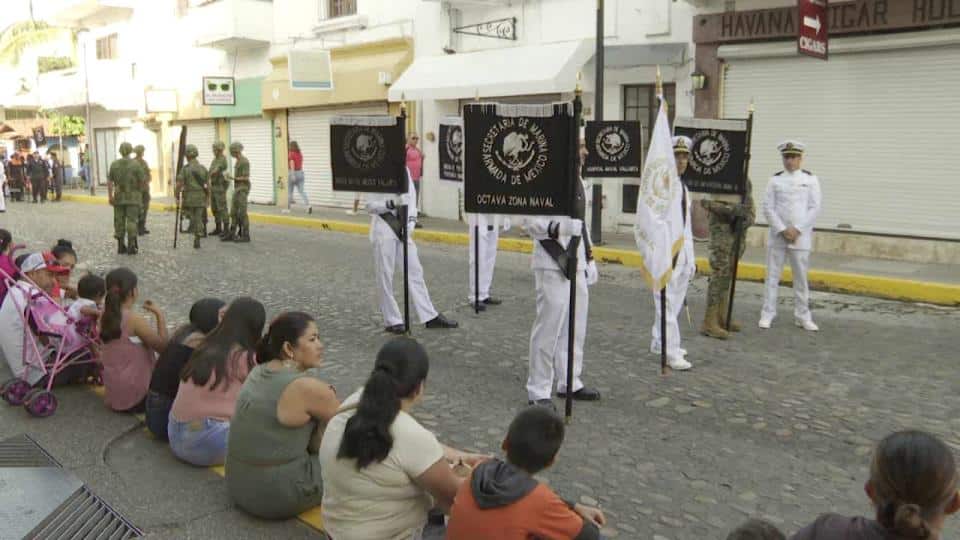 Reviven festejos cívicos en Puerto Vallarta: grito, desfile y honores