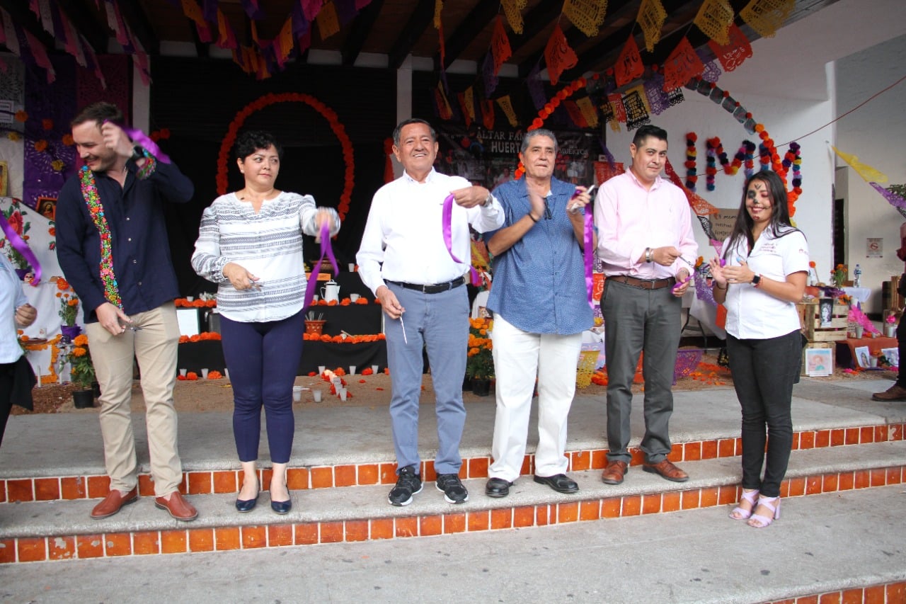 Inaugura el Profe Michel la exhibición de altares en la presidencia municipal