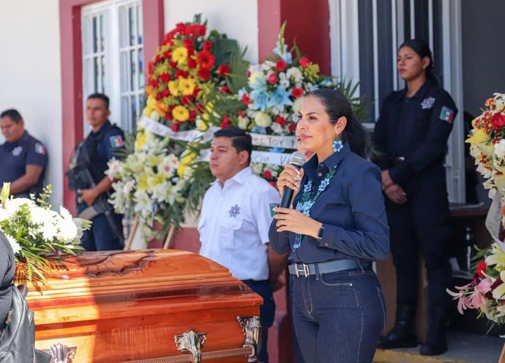Brindan homenaje y el último adiós al oficial Mauro Adán Ochoa Manzano Brindan homenaje y el último adiós al oficial Mauro Adán Ochoa Manzano