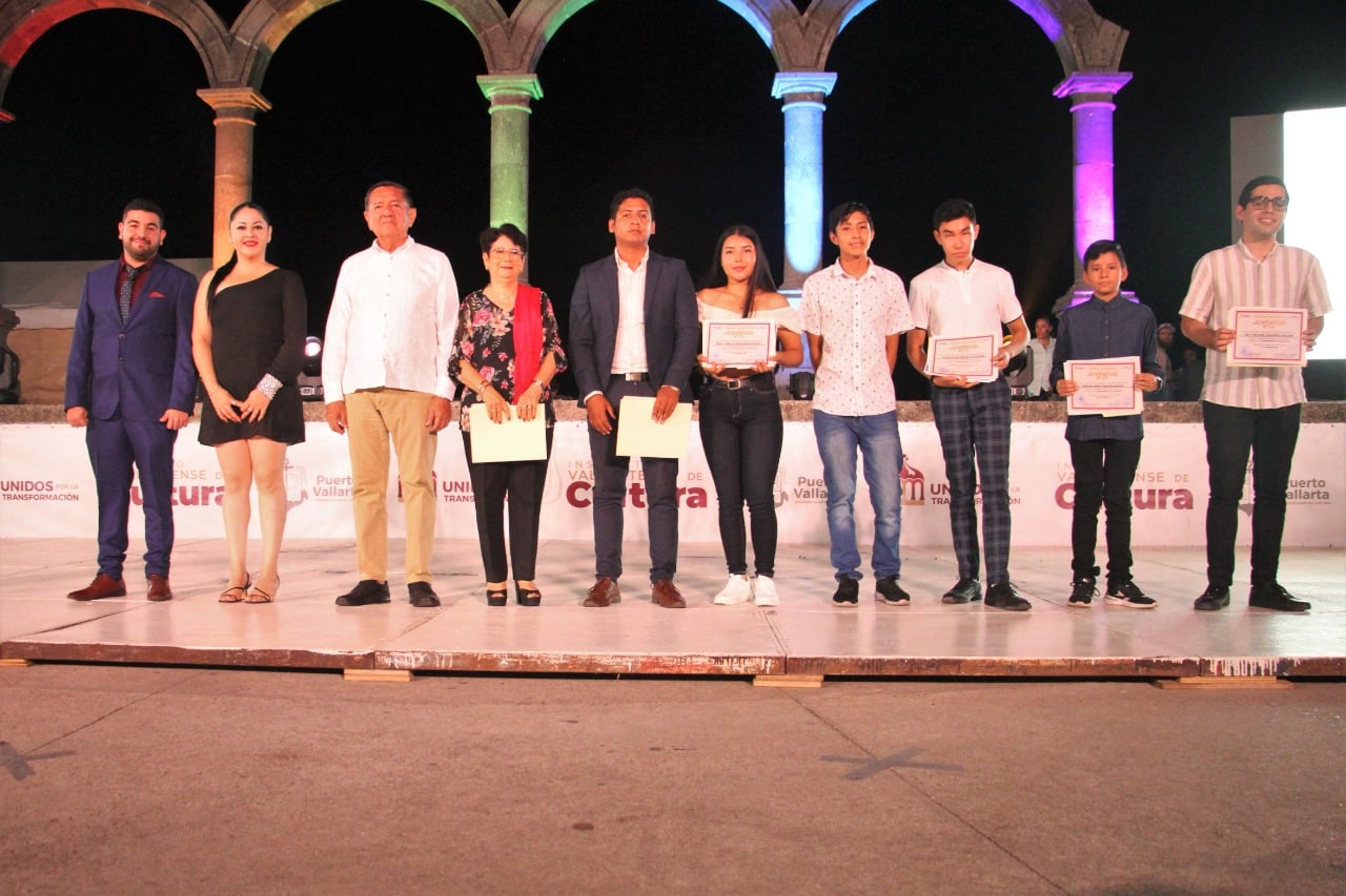 Jóvenes en su celebración en el malecón.