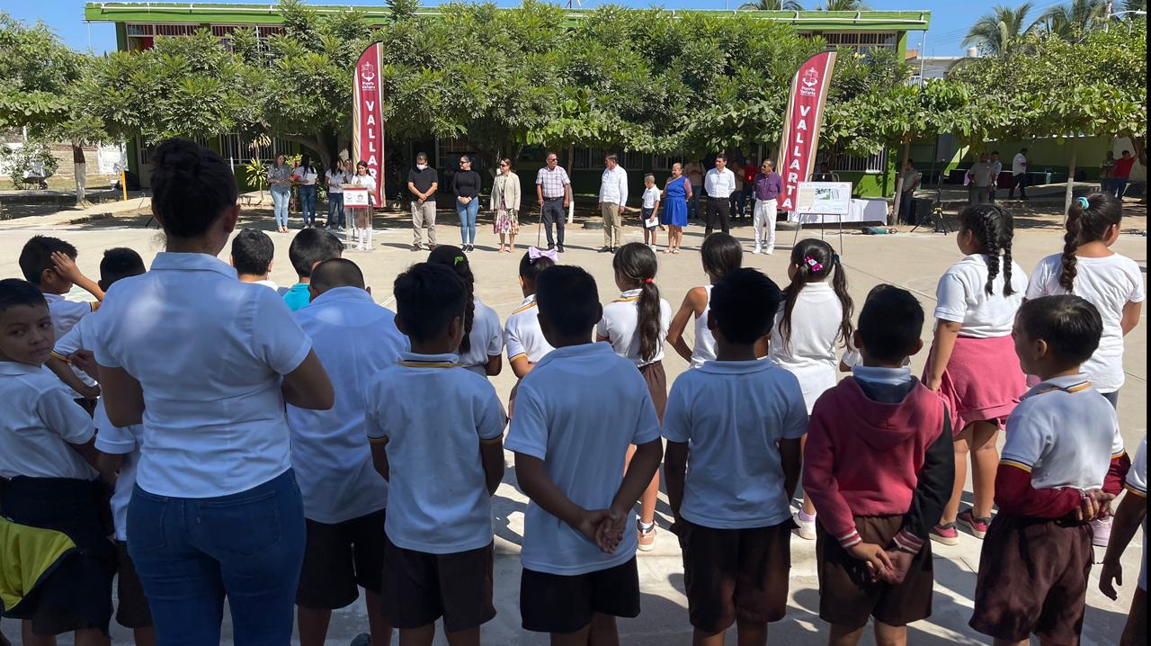 Alumnos participan de arranque de obra.