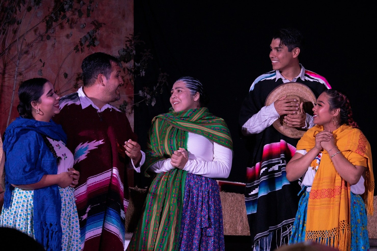 El elenco de la obra, presente.