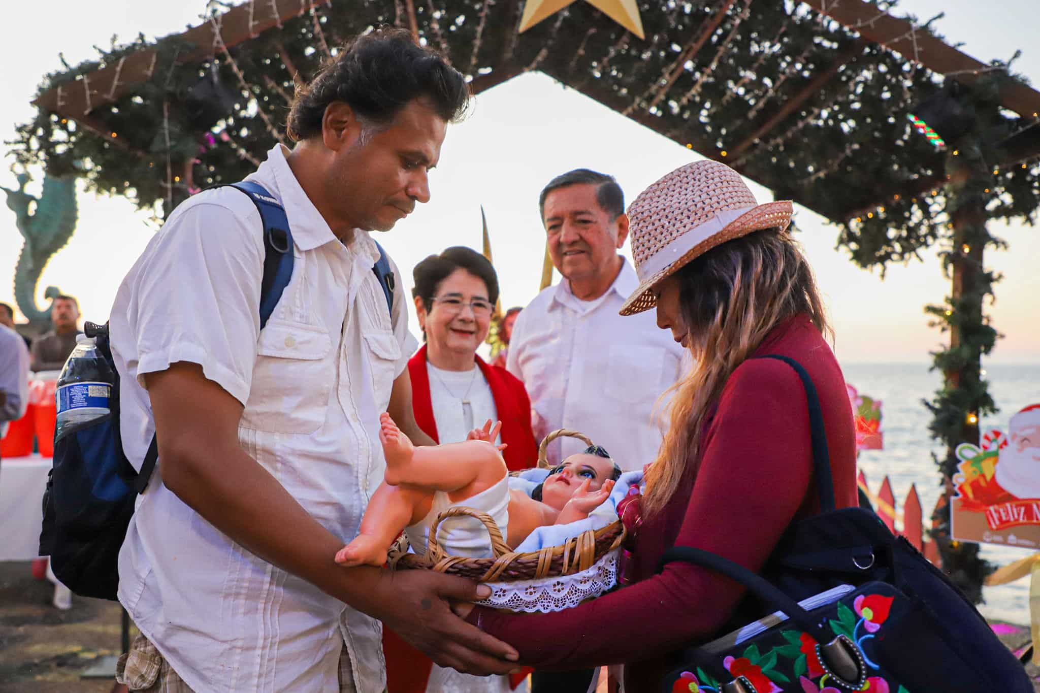 Participantes junto a árbol navideño.
