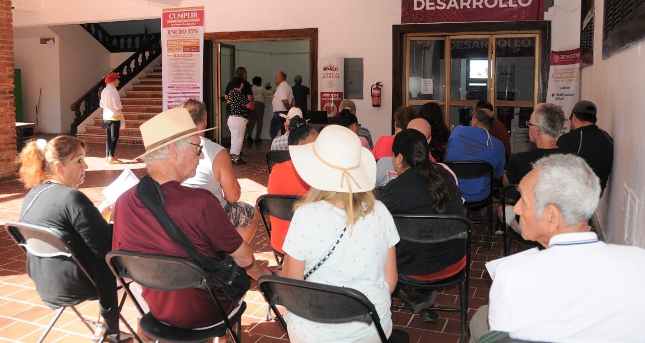 Contribuyentes pagando.