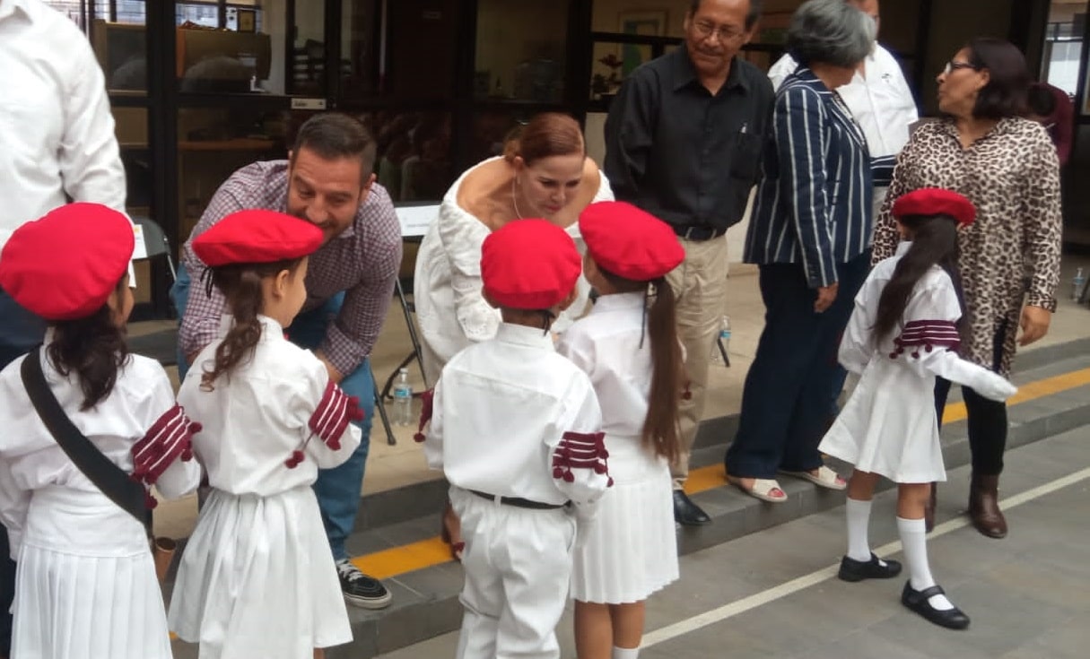 Niños y regidores.