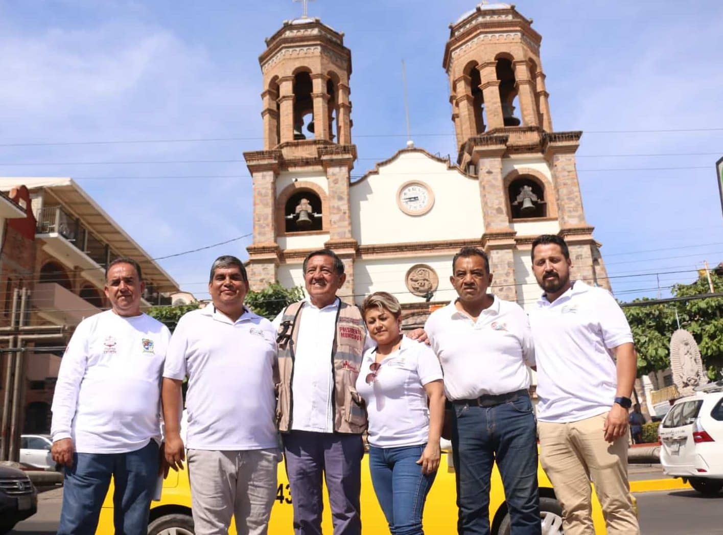 El Profe Michel y su equipo transforman El Pitillal