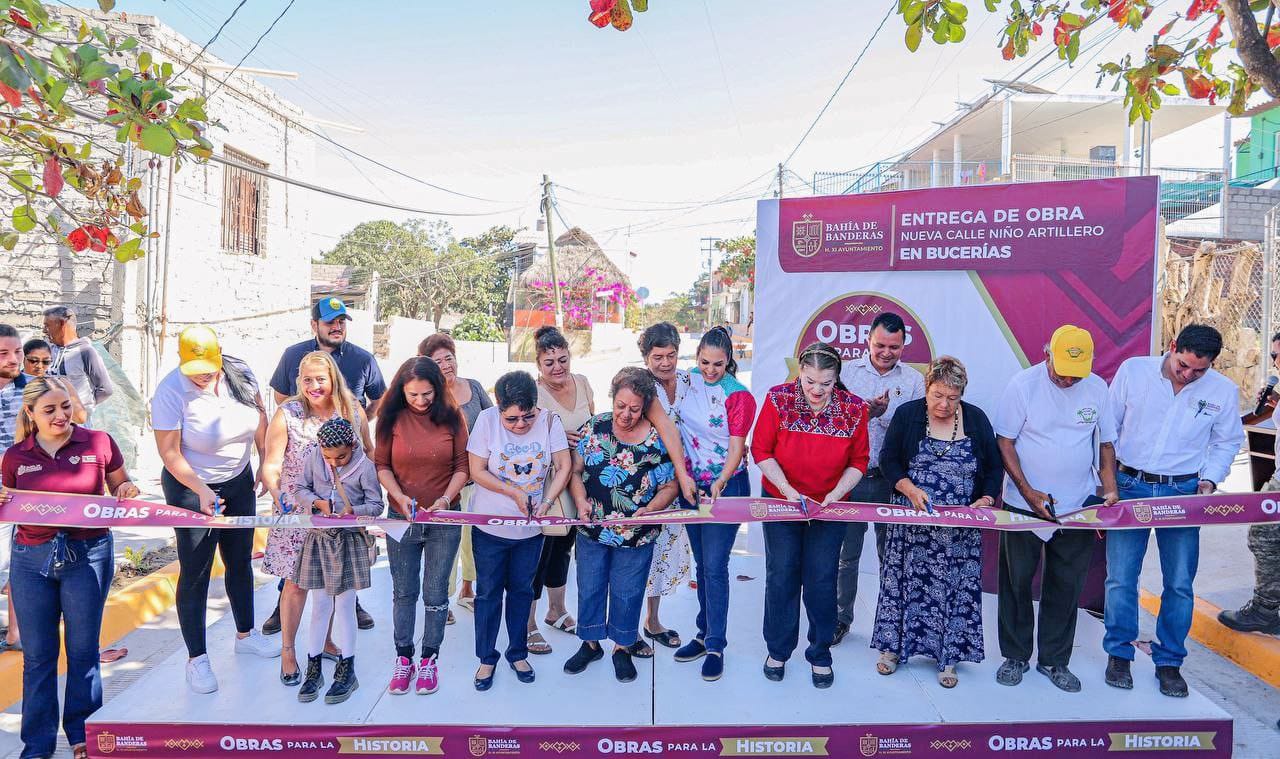 Una calle más en concreto hidráulico para Bucerías