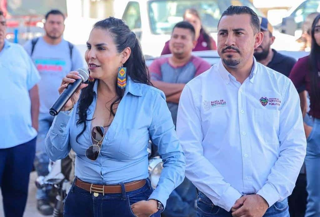 Entrega Mirtha Villalvazo dos camionetas de trabajo a Servicios Públicos