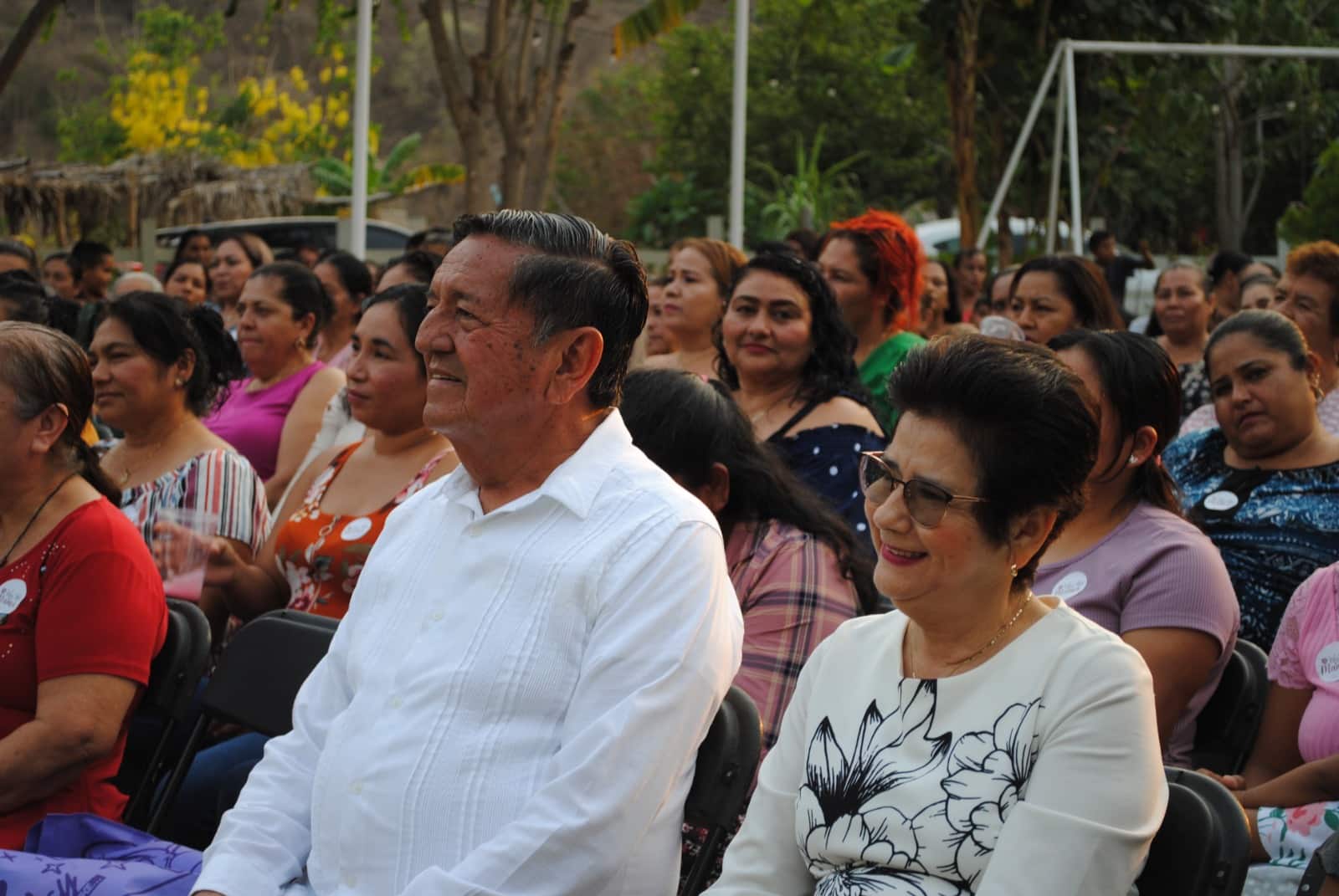 Profe Michel celebra a cientos de mamás en la zona rural Profe Michel celebra a cientos de mamás en la zona rural