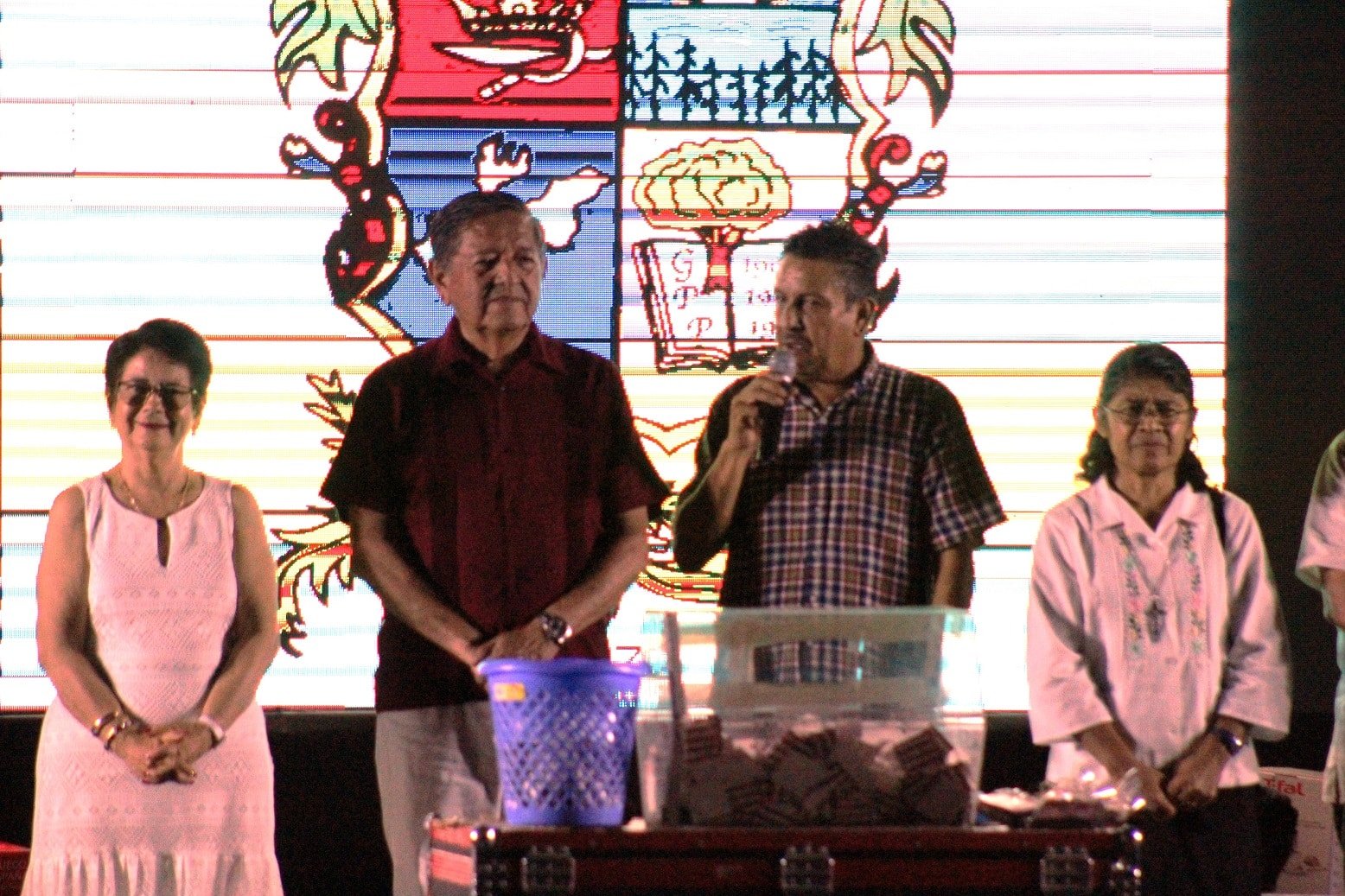 Profe Michel llevó alegría a las mamás de El Pitillal