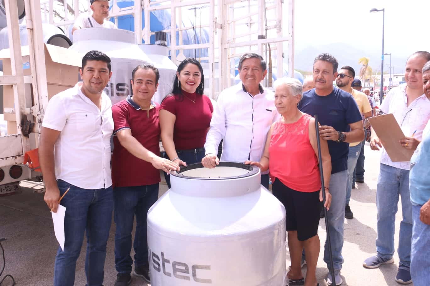 Apoya el Profe Michel a 340 familias con materiales para su vivienda Apoya el Profe Michel a 340 familias con materiales para su vivienda