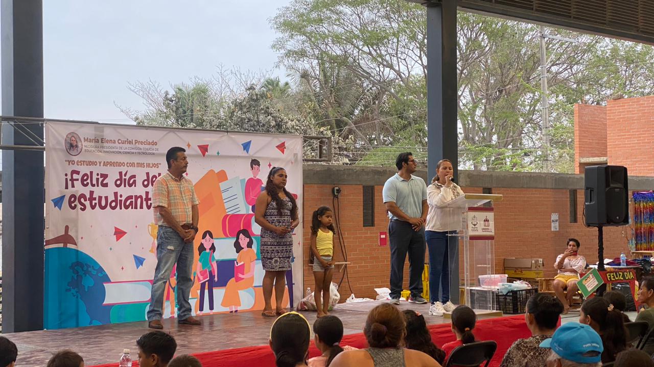 Regidora María Elena Curiel celebra ‘Día del Estudiante’ en compañía de madres y padres de familia Regidora María Elena Curiel celebra ‘Día del Estudiante’ en compañía de madres y padres de familia