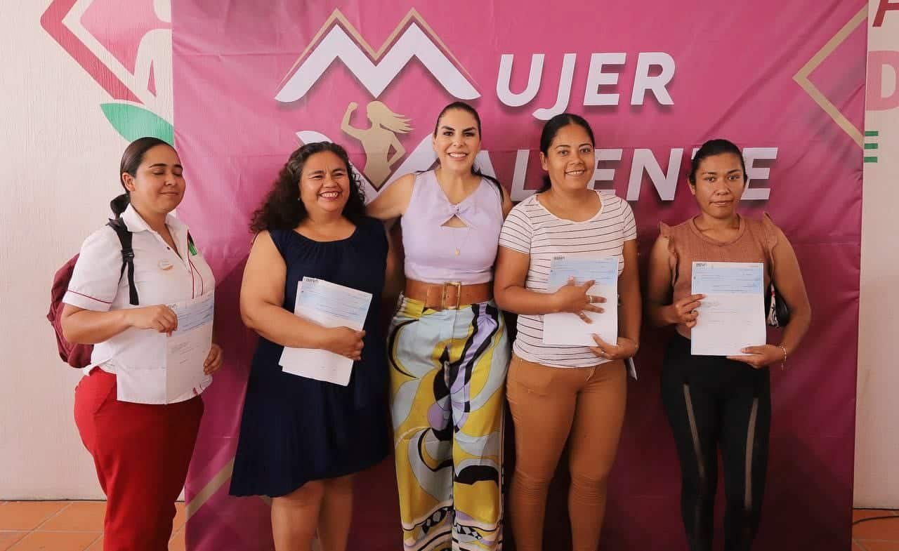 «Entrega la presidenta Mirtha Villalvazo apoyos del Programa Mujer Valiente»