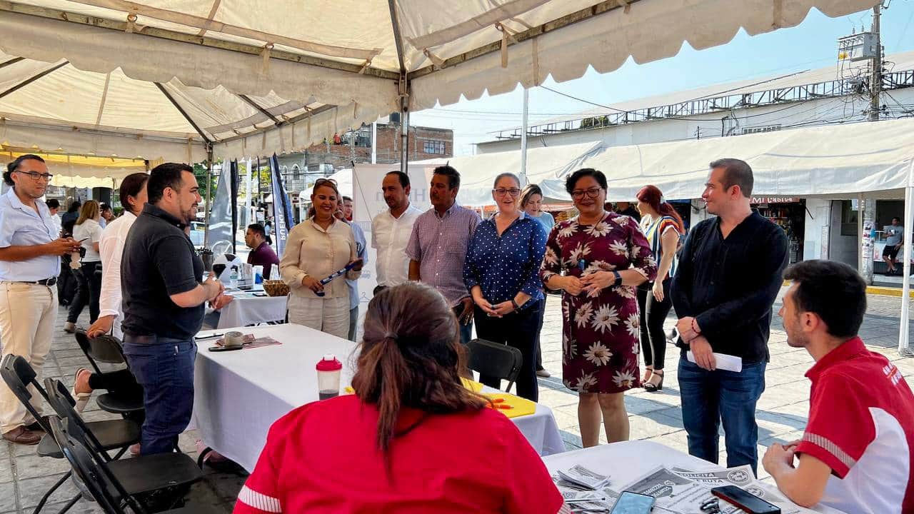 La Quinta Feria del Empleo 2023 ofrece más de 900 vacantes 1 Con la participación de 33 empresas, la Quinta Feria del Empleo 2023 ha abierto sus puertas en Puerto Vallarta, ofreciendo más de 900 vacantes