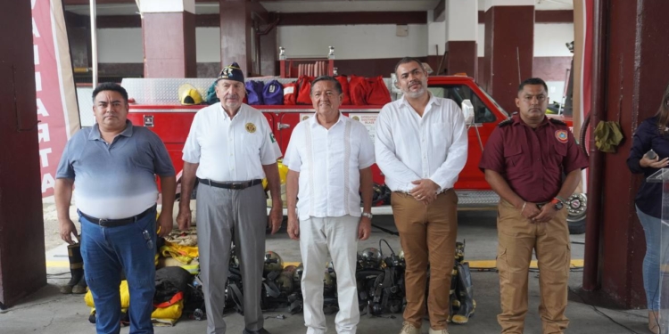 Donan a Puerto Vallarta un vehículo y equipo de bomberos