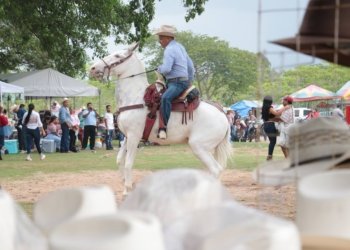 Familias disfrutan la tradicional Paseada de Las Palmas
