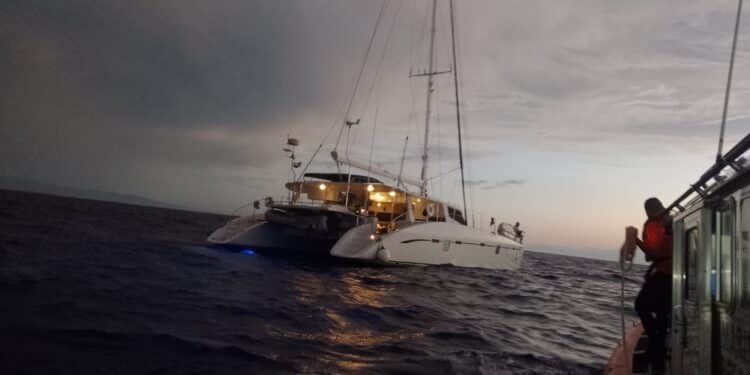 Operativo de Rescate: Marina auxilia embarcación a la deriva cerca de Punta de Mita