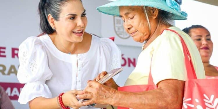 Certeza energética: Mirtha Villalvazo formaliza servicios de luz en Villas Miramar Certeza energética: Mirtha Villalvazo formaliza servicios de luz en Villas Miramar