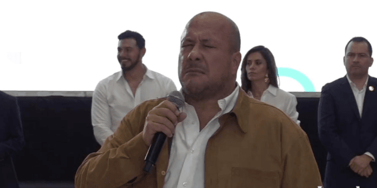 Suda Alfaro frente a maestros que rechiflan sus mentiras