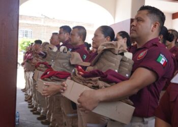Reconoce la labor de Protección Civil y Bomberos con la entrega de uniformes