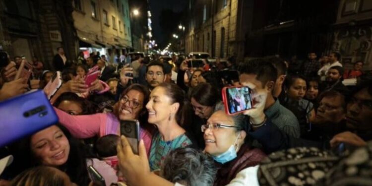 La «entrega del bastón de mando» como el nuevo «besamanos»