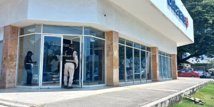 Refuerzan vigilancia policial en zonas comerciales y bancos de Vallarta Refuerzan vigilancia policial en zonas comerciales y bancos de Vallarta