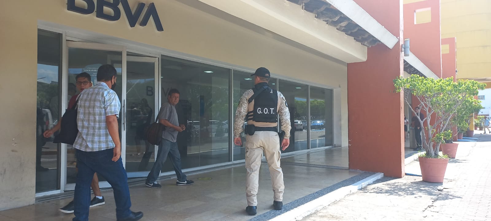 Refuerzan vigilancia policial en zonas comerciales y bancos de Vallarta 1 vigilancia
