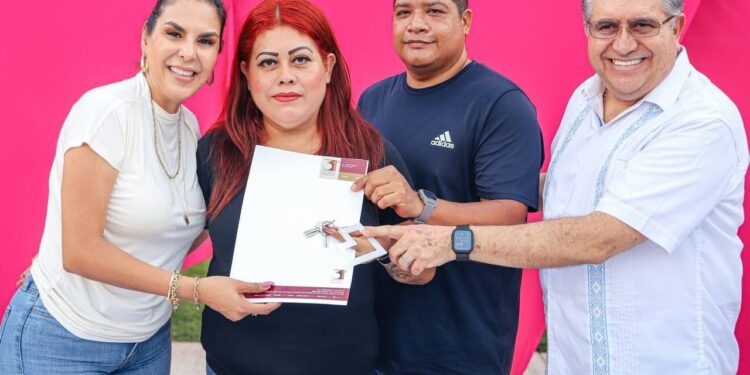 Mirtha Villalvazo cumple con la ganadora del concurso «Mamá lo Vale» Mirtha Villalvazo cumple con la ganadora del concurso «Mamá lo Vale»