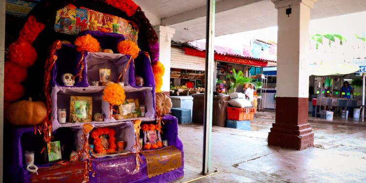 Inauguran la exhibición de altares en el Mercado 5 de Diciembre Inauguran la exhibición de altares en el Mercado 5 de Diciembre