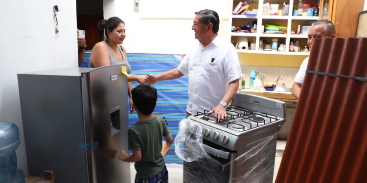 Profe Michel entrega apoyos a damnificados por el Huracán «Lidia»