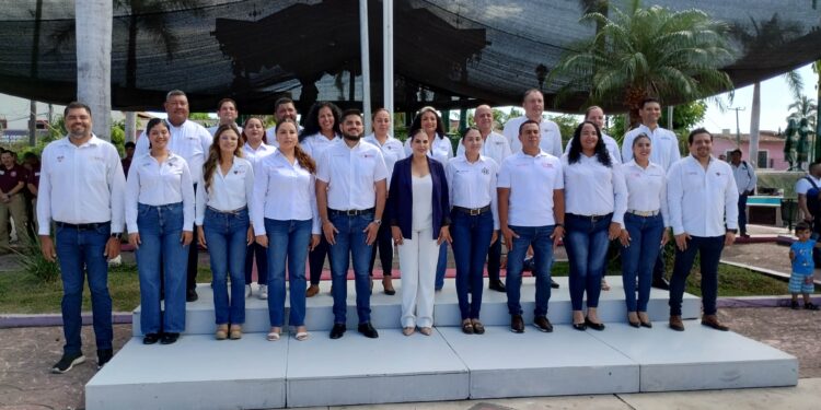 Ayuntamiento de Badeba entrega seis nuevas camionetas a Direcciones