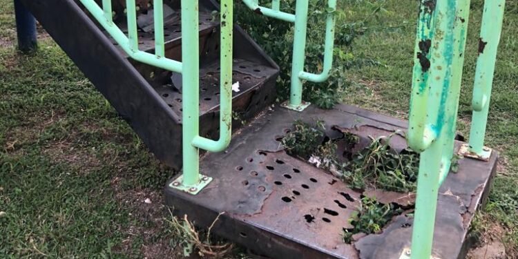 Valle Dorado solicita apoyo para renovar los juegos infantiles de la plaza principal