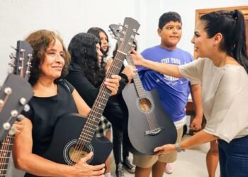 Entrega Mirtha Villalvazo instrumentos musicales para la comunidad de San José del Valle