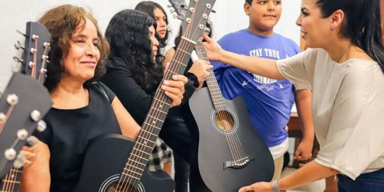 Entrega Mirtha Villalvazo instrumentos musicales para la comunidad de San José del Valle