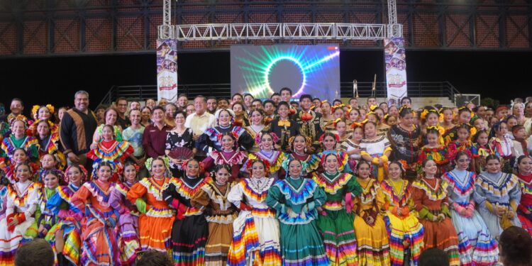 Profe Michel celebra el 20 aniversario de Vallarta Azteca con «Viva México» Profe Michel celebra el 20 aniversario de Vallarta Azteca con «Viva México»