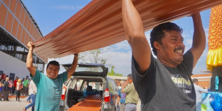 Profe Michel entrega láminas a 800 familias afectadas por «Lidia»