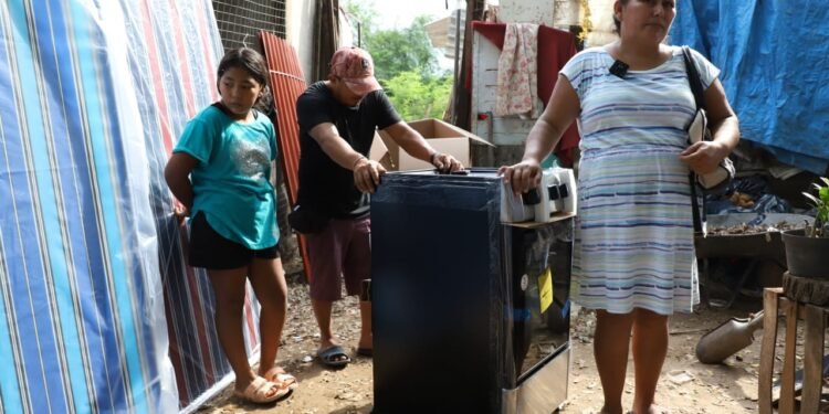 Profe Michel lleva ayuda a familias afectadas por Huracán «Lidia»