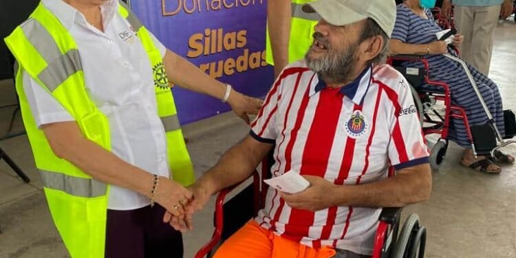 Alianza solidaria: DIF Vallarta y Club Rotary Sur distribuyen sillas de ruedas