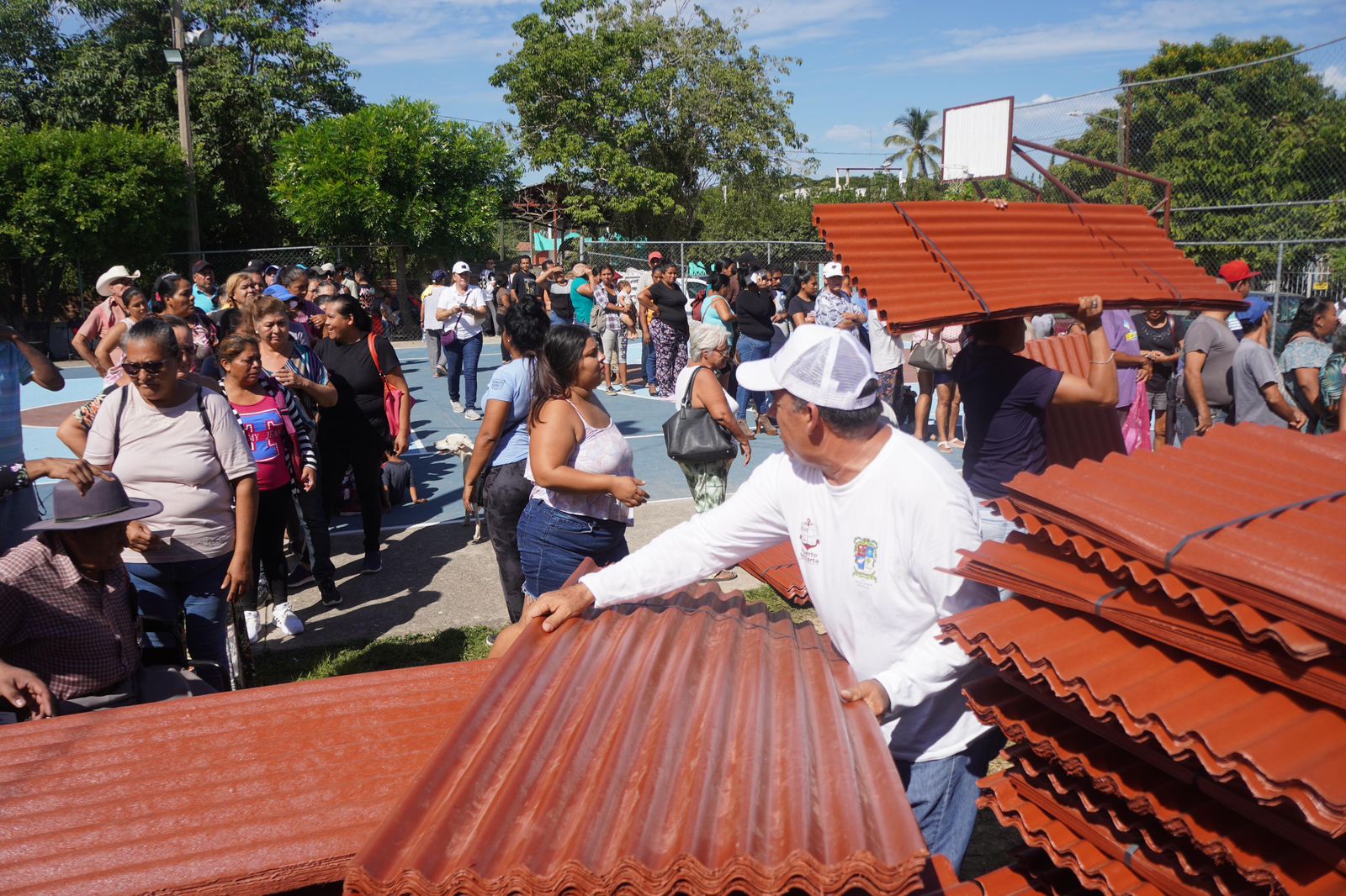 Apoyo solidario: Profe Michel ayuda a familias afectadas por "Lidia" 1 Apoyo