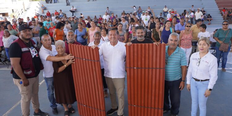 Respuesta solidaria: Profe Michel entrega apoyos a familias afectadas por Huracán «Lidia» Respuesta solidaria: Profe Michel entrega apoyos a familias afectadas por Huracán «Lidia»