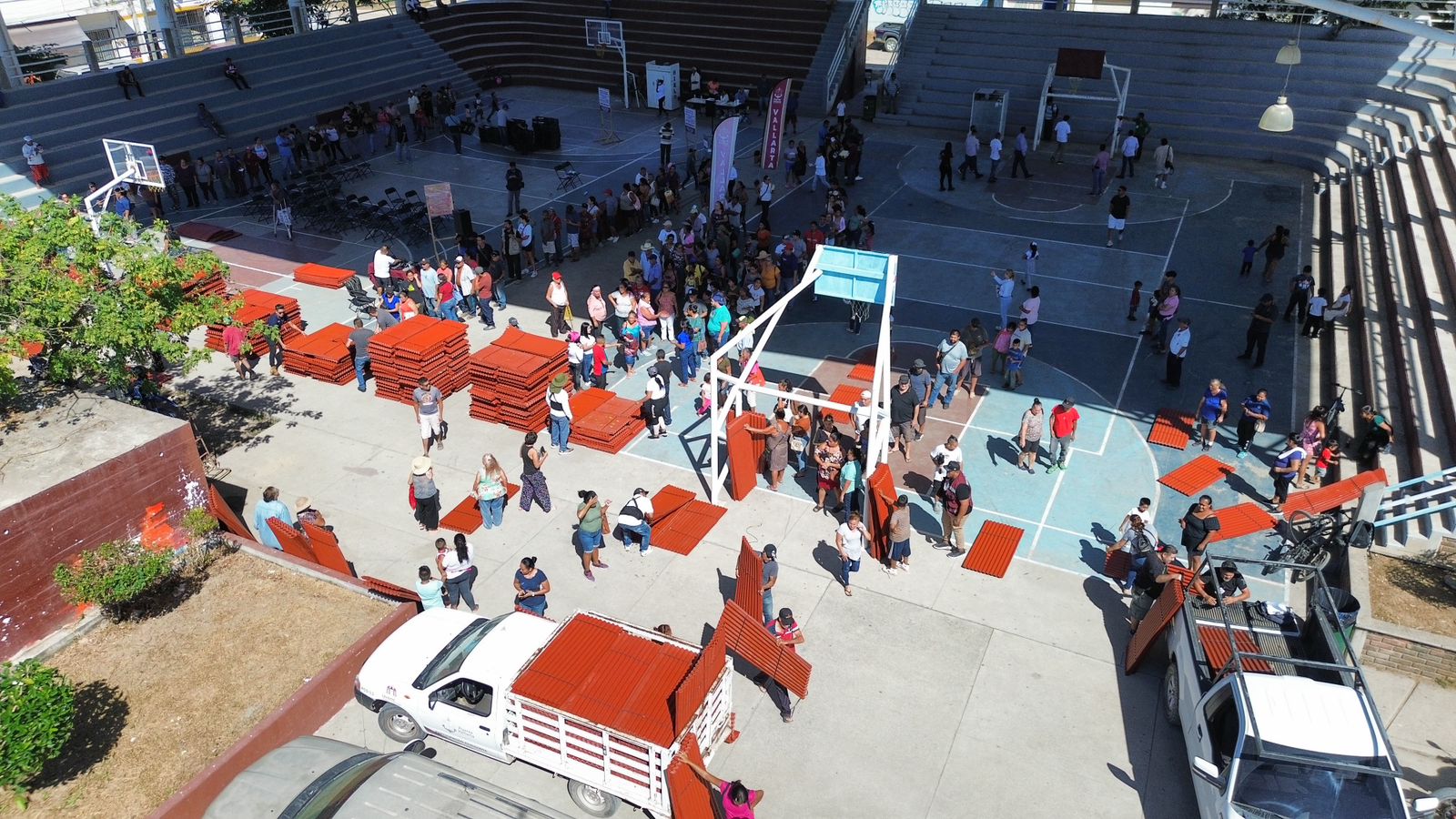 Respuesta solidaria: Profe Michel entrega apoyos a familias afectadas por Huracán "Lidia" 1 apoyos