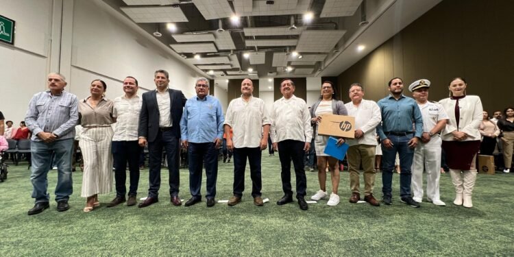 Entregan apoyos para reponer menaje a familias afectadas por “Lidia”