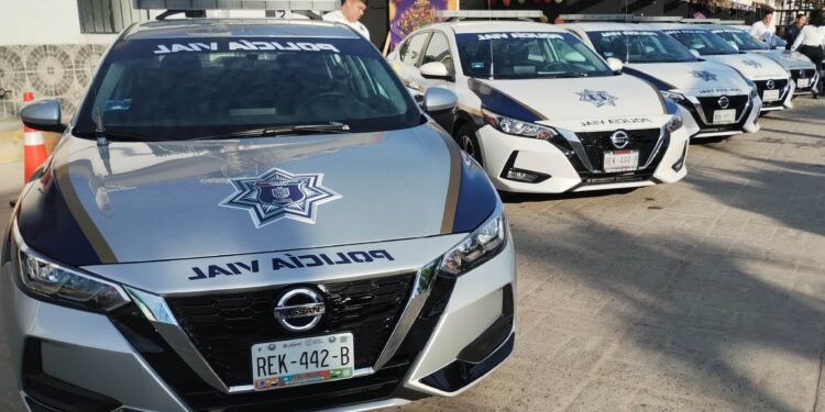 Entregan seis patrullas a Policía Vial en Badeba