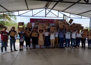 Presidenta de Badeba entrega computadoras a maestros y estudiantes