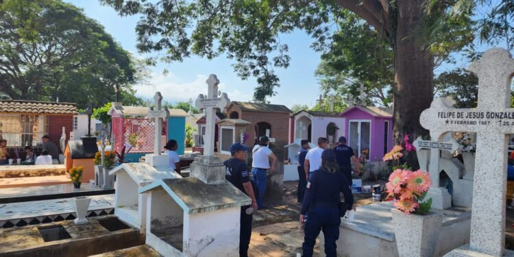Operativo de seguridad sin incidentes en panteones durante el Día de Muertos