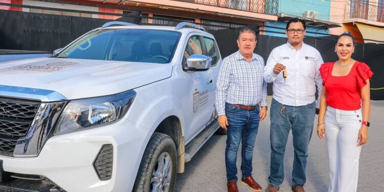 Entrega de tres camionetas para Oficialía Mayor y Obras Públicas en Bahía de Banderas