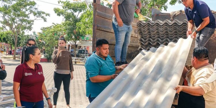 Bahía de Banderas entrega láminas a damnificados por el Huracán Lidia Bahía de Banderas entrega láminas a damnificados por el Huracán Lidia