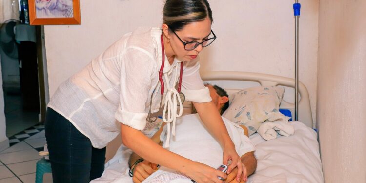 Fisioterapeutas del DIF Bahía de Banderas acuden a visitas domiciliarias