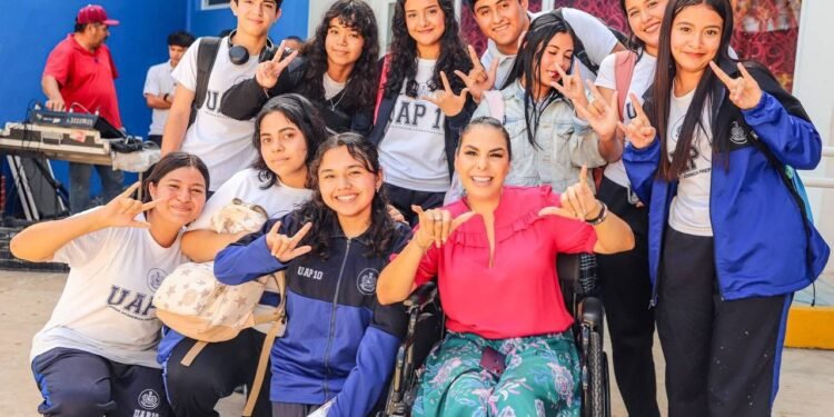 Alumnos de San Juan de Abajo y la Preparatoria 10 de la UAN serán beneficiados con laptops